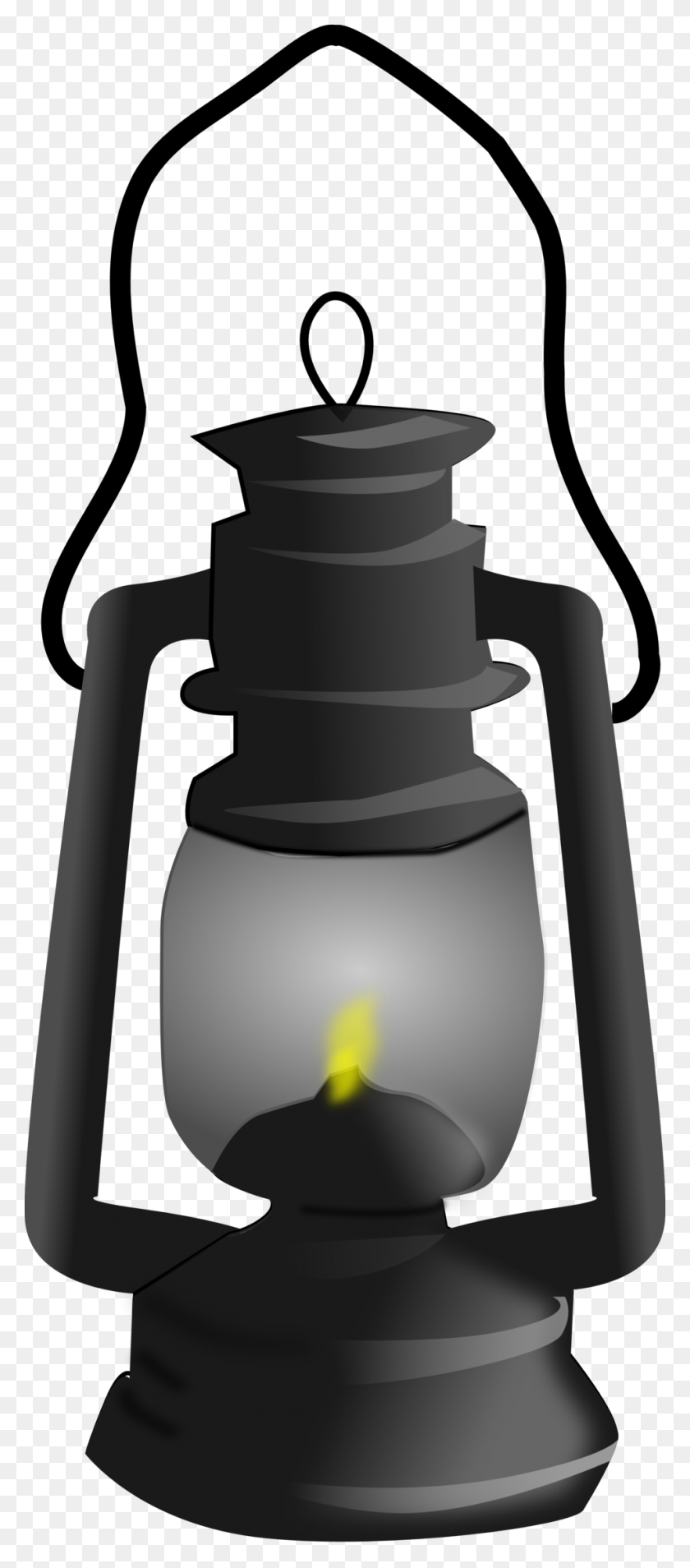 Керосиновая лампа на черном фоне