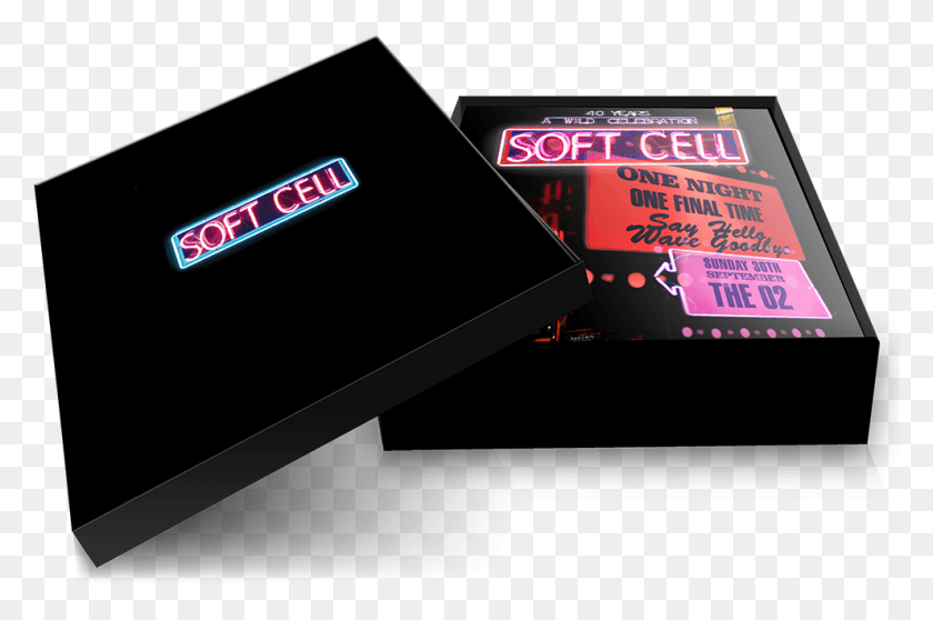 990x633 Descargar Png Box Set Soft Cell Decir Hola Ola Adiós En Vivo, Texto, Papel, Flyer Hd Png