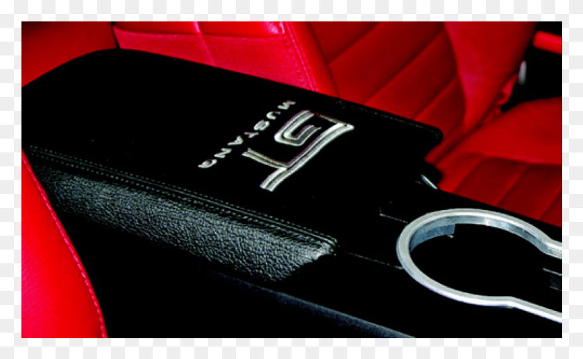 981x577 Descargar Png Drake Apoyabrazos Cubierta Gt Logo Mustang 2005 2009 Cuero, Texto, Etiqueta, Accesorios Hd Png