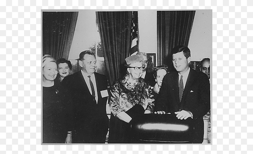 570x451 Eleanor Roosevelt Asiste A Una Reunión Con El Presidente De La Comisión Presidencial Sobre El Estado De La Mujer Kennedy, Corbata, Accesorios, Accesorio Hd Png
