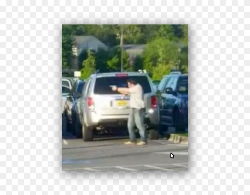 526x594 El Hombre Saca Un Arma En Un Estacionamiento Para Ayudar A Una Víctima Es Chevrolet Tahoe, Persona, Humano, Coche Hd Png