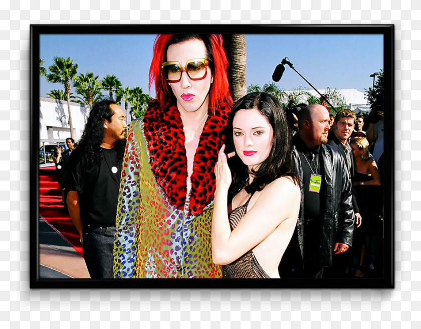 883x675 Descargar Marilyn Manson Poster Marilyn Manson Y Rose Mcgowan, Persona, Human, Gafas De Sol Hd Png