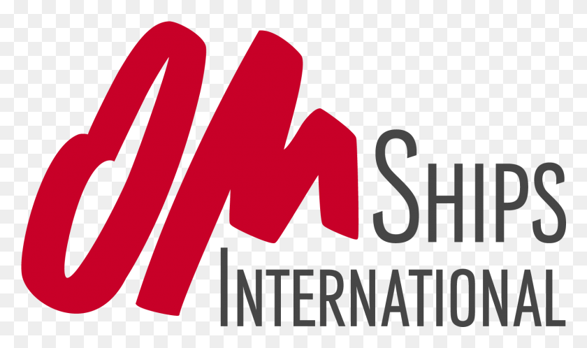 1514x851 Descargar Png Om Ships Om Ships International Logotipo, Texto, Alfabeto, Word Hd Png