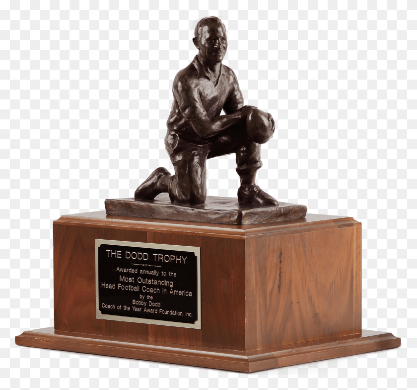 2000x1857 El Premio Honra Al Entrenador De Un Equipo Con Un Trofeo Dodd Exitoso, Persona, Humano, Escultura Hd Png