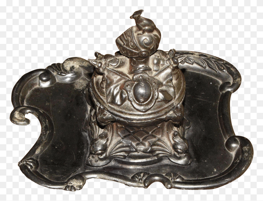 1827x1362 Victorian Medieval Revival Tintero Con Escudo Antiguo, Bronce, Hebilla, Figurilla Hd Png
